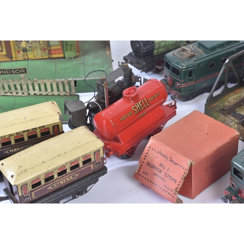 249 - A collection of vintage O gauge tinplate clockwork model railway trainset locomotive engines, wagons... 