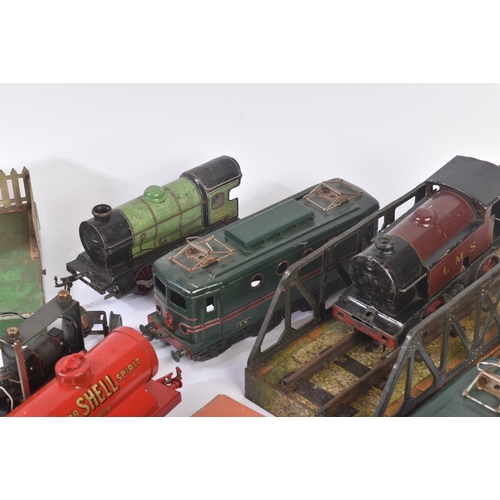 249 - A collection of vintage O gauge tinplate clockwork model railway trainset locomotive engines, wagons... 