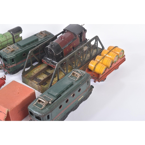 249 - A collection of vintage O gauge tinplate clockwork model railway trainset locomotive engines, wagons... 