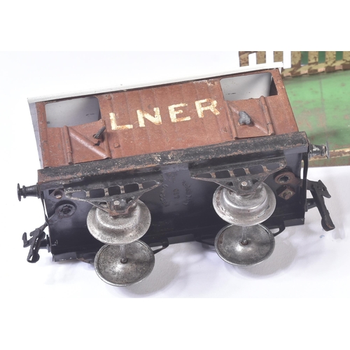 249 - A collection of vintage O gauge tinplate clockwork model railway trainset locomotive engines, wagons... 