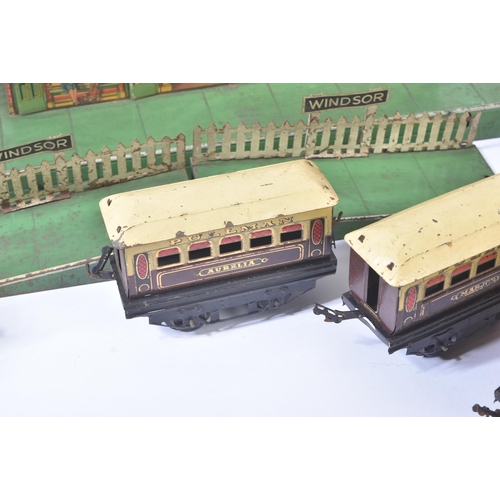 249 - A collection of vintage O gauge tinplate clockwork model railway trainset locomotive engines, wagons... 