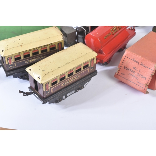 249 - A collection of vintage O gauge tinplate clockwork model railway trainset locomotive engines, wagons... 