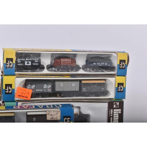 271 - A collection of assorted N gauge model railway trainset locomotive rolling stock wagons by makers Li... 