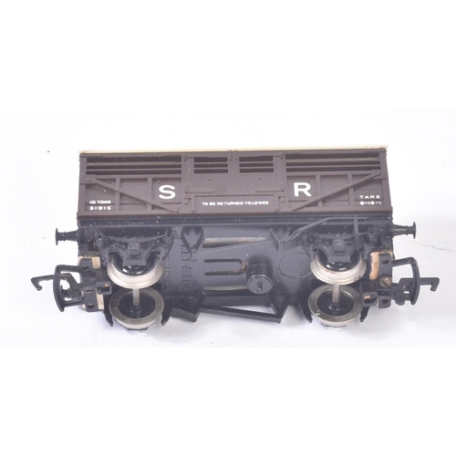 273 - A collection of Hornby OO gauge model railway trainset locomotive rolling stock to include; United D... 