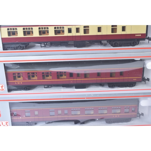 274 - A collection of x4 Lima made O gauge model railway trainset locomotive rolling stock coaches / carri... 