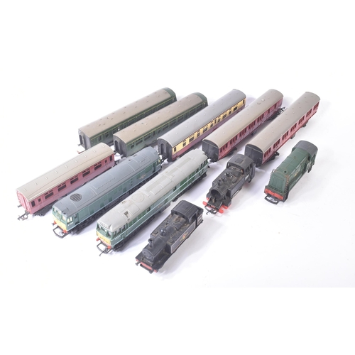 275 - A collection of assorted OO gauge model railway trainset locomotive engines and a selection of coach... 