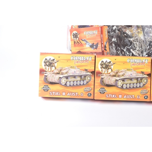 286 - A collection of assorted plastic model kits and table top wargaming figures of military and combat i... 