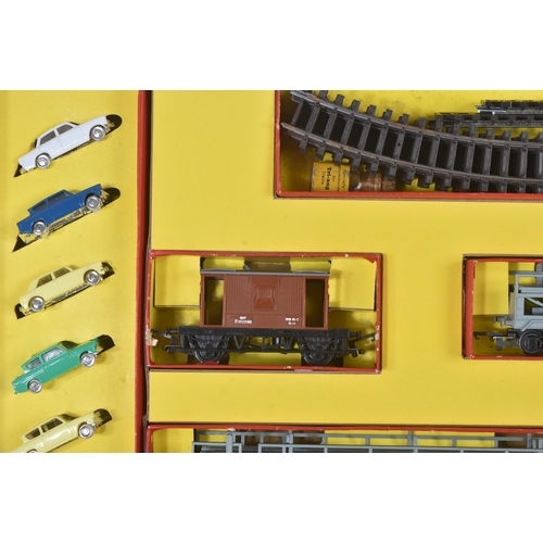 29 - An original vintage Triang / Hornby OO gauge model railway trainset locomotive electric set No. RS.6... 