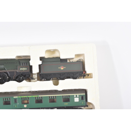30 - An original Hornby OO gauge model railway locomotive trainset No. R2194 The Atlantic Coast Express. ... 