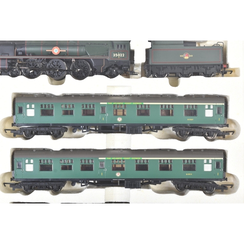 30 - An original Hornby OO gauge model railway locomotive trainset No. R2194 The Atlantic Coast Express. ... 