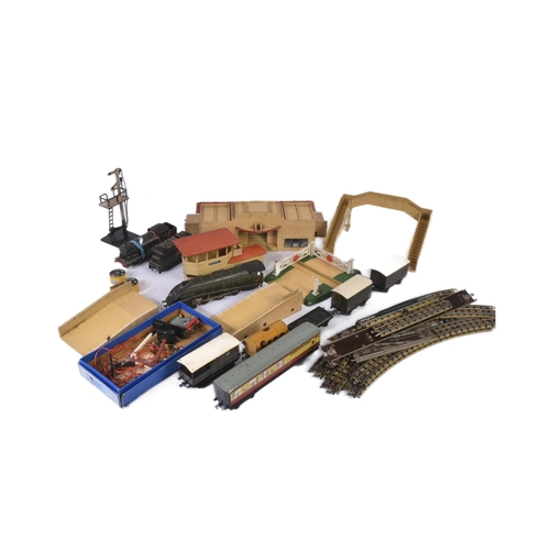 302 - A collection of assorted vintage Hornby Dublo model railway trainset locomotives, rolling stock and ... 