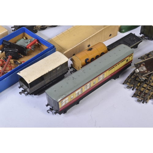 302 - A collection of assorted vintage Hornby Dublo model railway trainset locomotives, rolling stock and ... 