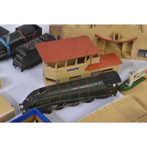 302 - A collection of assorted vintage Hornby Dublo model railway trainset locomotives, rolling stock and ... 