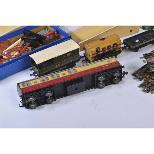 302 - A collection of assorted vintage Hornby Dublo model railway trainset locomotives, rolling stock and ... 