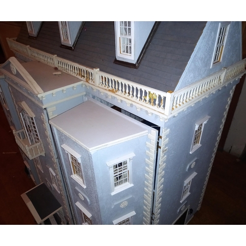 347 - Doll's House - Large Georgian Manor With Garden - a Georgian style dolls house in the form of a larg... 