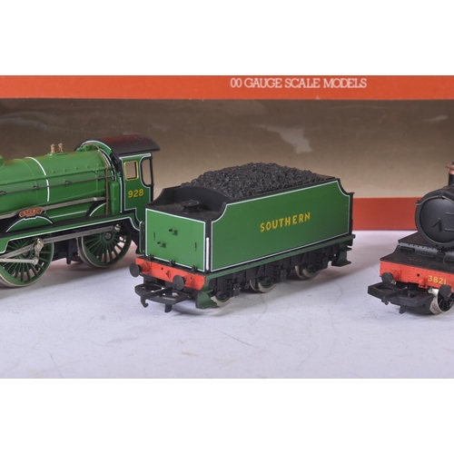 351 - Two vintage Hornby OO gauge model railway trainset locomotive engines comprising; R392 GWR County Cl... 