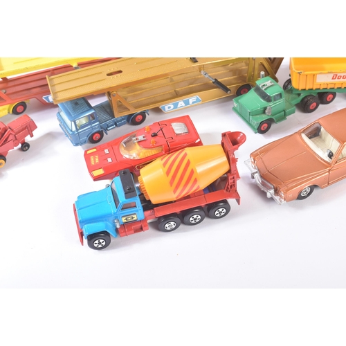 371 - A collection of assorted vintage diecast model cars, trucks and haulage vehicles. Largely Lesney mad... 