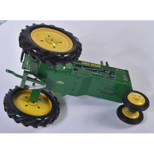 372 - An original Franklin Mint boxed tinplate clockwork model John Deere Model ' B ' Tractor. The model w... 