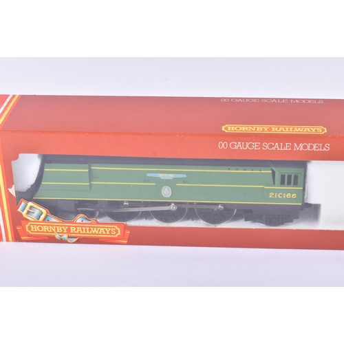 376 - A vintage Hornby OO gauge model railway trainset locomotive engine No. R374 Battle of Britain Class ... 