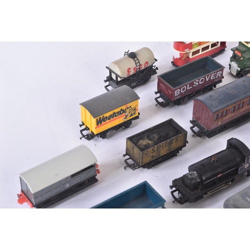 379 - A collection of assorted OO gauge model railway trainset locomotive engine rolling stock wagons alon... 