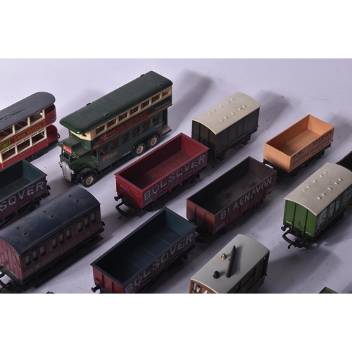 379 - A collection of assorted OO gauge model railway trainset locomotive engine rolling stock wagons alon... 