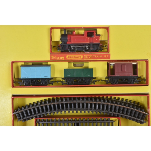 387 - An original vintage Triang / Tri-ang OO gauge model railway trainset locomotive set No. RS 24. The s... 