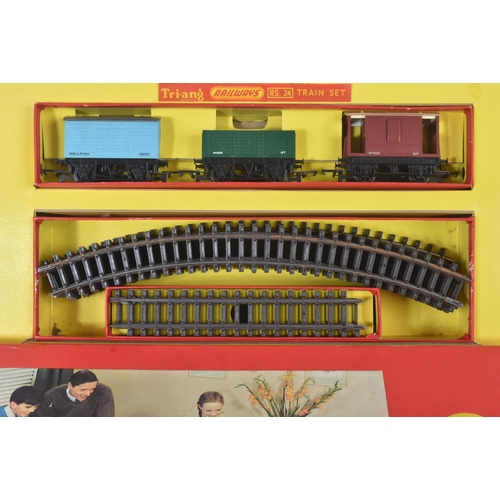 387 - An original vintage Triang / Tri-ang OO gauge model railway trainset locomotive set No. RS 24. The s... 