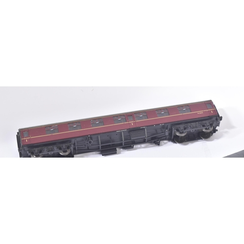 43 - A collection of assorted OO gauge model railway trainset locomotive rolling stock coaches / carriage... 