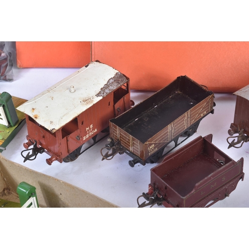 47 - A collection of vintage Hornby O gauge tinplate clockwork model railway locomotive trainset items to... 