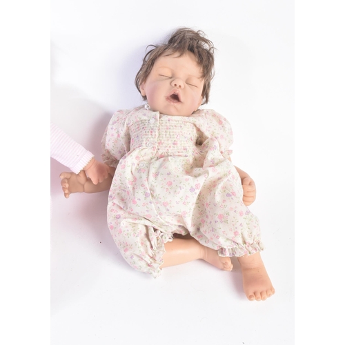 487 - Dolls - Ashton Drake - a collection of x3 'lifelike' baby dolls (likely) by Ashton Drake. Includes; ... 