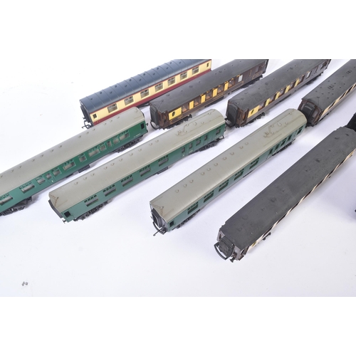 61 - A collection of assorted OO gauge model railway trainset locomotive rolling stock coaches / carriage... 