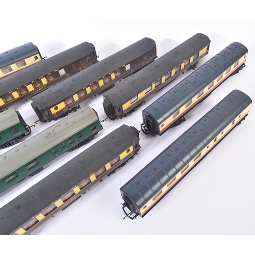 61 - A collection of assorted OO gauge model railway trainset locomotive rolling stock coaches / carriage... 