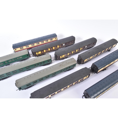 61 - A collection of assorted OO gauge model railway trainset locomotive rolling stock coaches / carriage... 