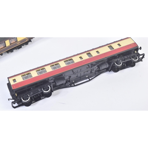 61 - A collection of assorted OO gauge model railway trainset locomotive rolling stock coaches / carriage... 