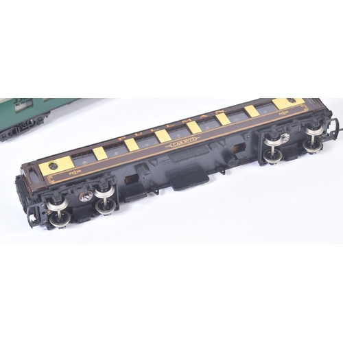 61 - A collection of assorted OO gauge model railway trainset locomotive rolling stock coaches / carriage... 