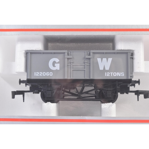 67 - A collection of Lima O gauge model railway rolling stock wagons comprising; 16T Mineral Wagon Kendal... 