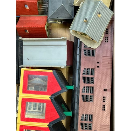 50 - A large collection of assorted vintage OO gauge model railway trainset layout / trackside accessorie... 