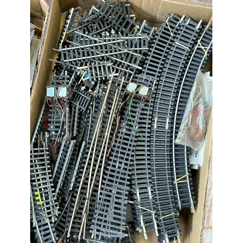 50 - A large collection of assorted vintage OO gauge model railway trainset layout / trackside accessorie... 