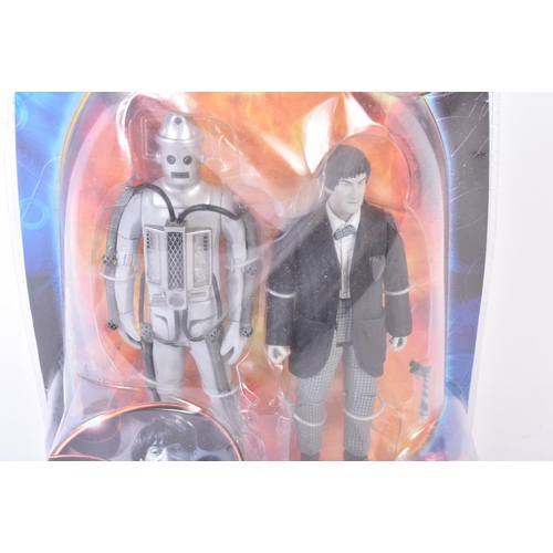 509 - Doctor Who - Character Options - SDCC Exclusive 2009 - a 2nd Doctor themed action figure ' Second Do... 