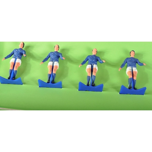 591 - A scarce vintage 1970s ' Target Man ' by Subbuteo table top football game set. The pitch built into ... 