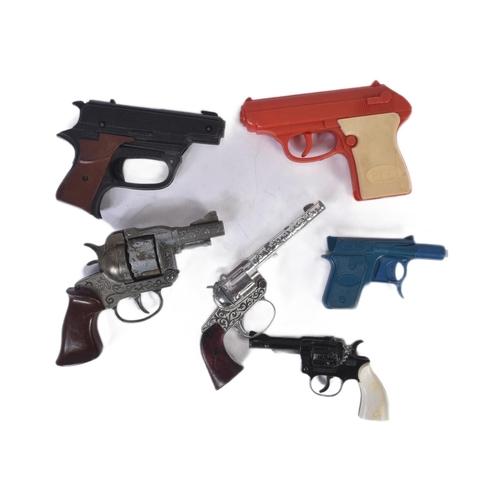 637 - A collection of x6 assorted vintage toy guns / pistols / revolvers to include; Lone Star Firecat, Sp... 