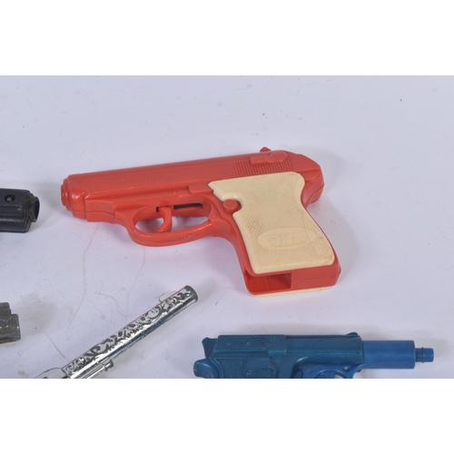 637 - A collection of x6 assorted vintage toy guns / pistols / revolvers to include; Lone Star Firecat, Sp... 