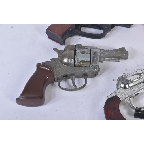 637 - A collection of x6 assorted vintage toy guns / pistols / revolvers to include; Lone Star Firecat, Sp... 