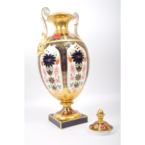 1 - Royal Crown Derby - A contemporary Royal Crown Derby 'Repton Vase' in the Old Imari pattern. Lid & v... 