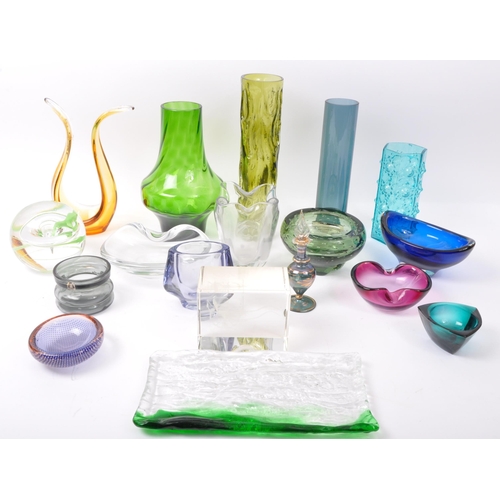 11 - An assortment of vintage retro mid 20th century and later glass to include a Whitefriars style molar... 