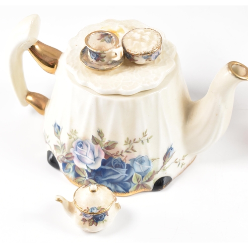 118 - An assortment of vintage 20th century English fine bone china tea pots. The lot to include A Royal D... 