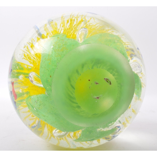 89 - A very large 20th Century Murano glass paperweight dump. Bubble control with central sea flower, rin... 
