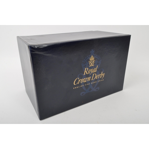 92 - Royal Crown Derby - Old Imari Pattern - A vintage 20th century fine bone china Old Imari Royal Crown... 