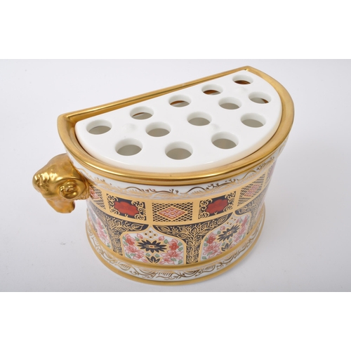 92 - Royal Crown Derby - Old Imari Pattern - A vintage 20th century fine bone china Old Imari Royal Crown... 