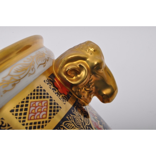 92 - Royal Crown Derby - Old Imari Pattern - A vintage 20th century fine bone china Old Imari Royal Crown... 